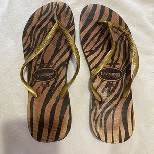 Havaiana’s Women’s Slim, animal print. Size 7/8